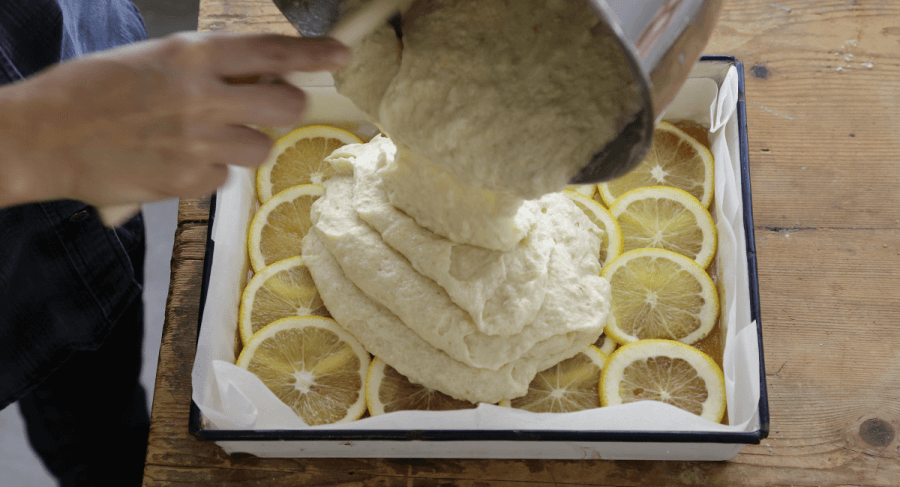 שלב חמישי - עוגת תפוזים הפוכה