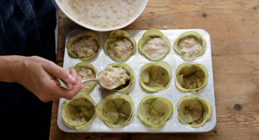 שלב 5 - כוסות תפוחים במילוי דייסת קוואקר אפויה