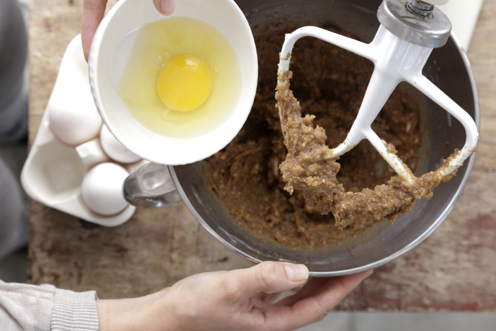 שלב ראשון - וופי פאי עוגיות קוואקר גרנולה וצימוקים במילוי קרם מסקרפונה