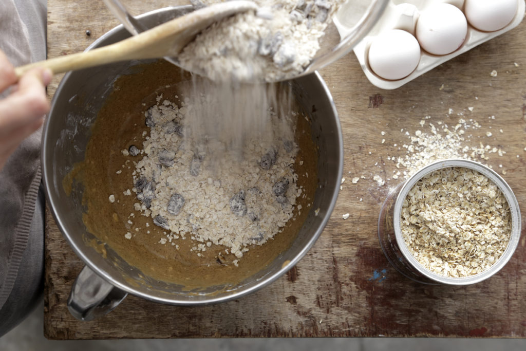 שלב שני - וופי פאי עוגיות קוואקר גרנולה וצימוקים במילוי קרם מסקרפונה