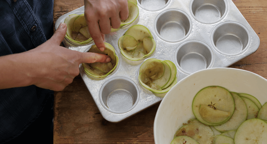 שלב 2 - כוסות תפוחים במילוי דייסת קוואקר אפויה