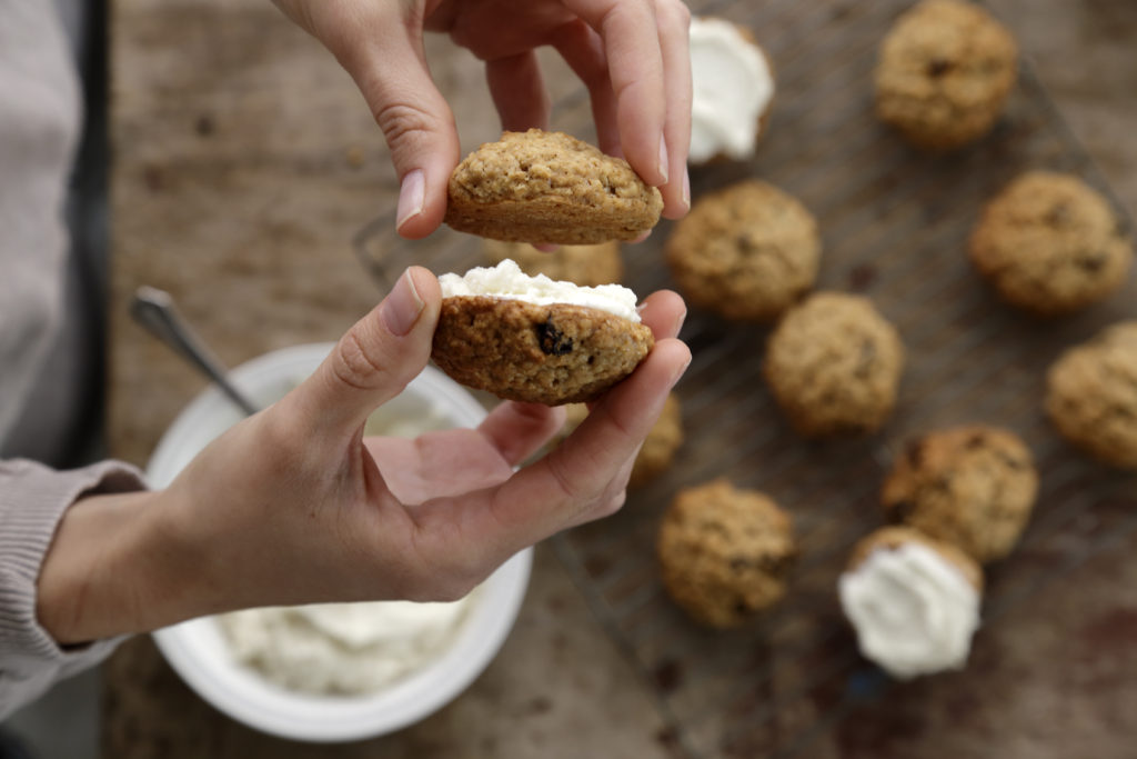 שלב שישי - וופי פאי עוגיות קוואקר גרנולה וצימוקים במילוי קרם מסקרפונה