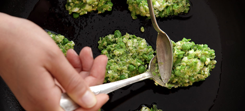 שלב רביעי - לביבות אפונה ונענע עם מטבל יוגורט יווני