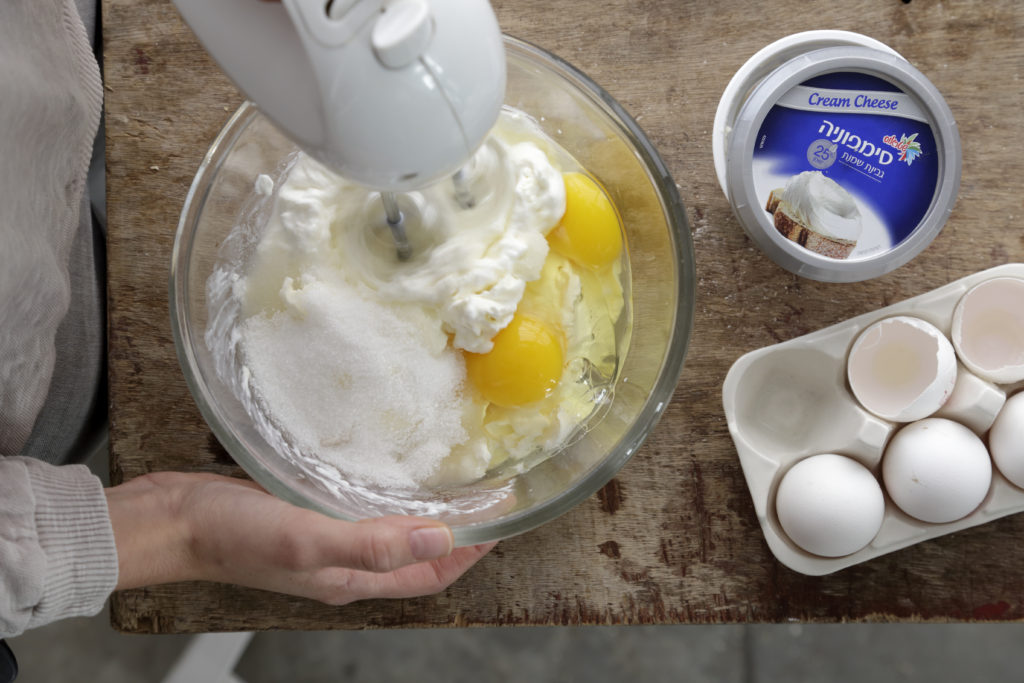 שלב שלישי - עוגת גבינה אפויה עם קוואקר וציפוי פירות