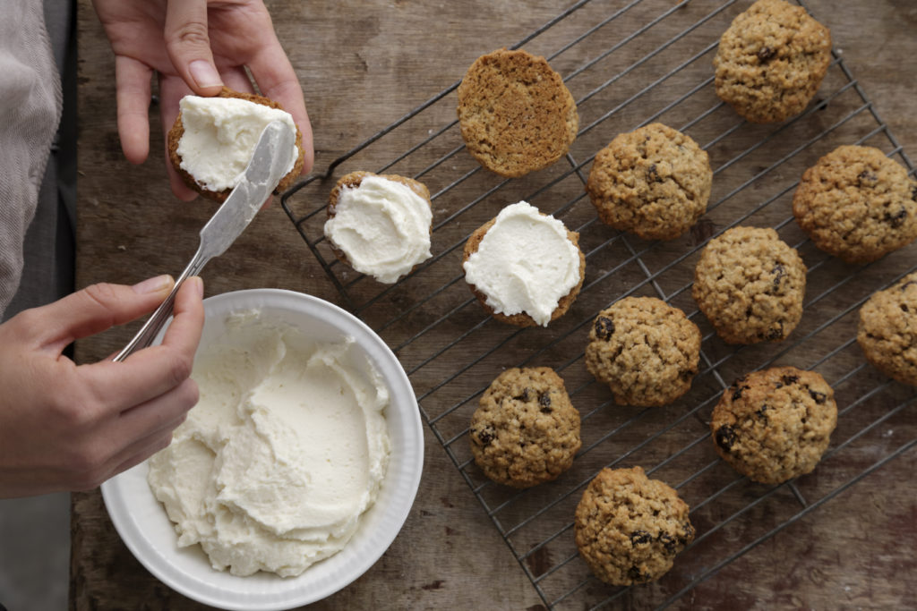 שלב חמישי - וופי פאי עוגיות קוואקר גרנולה וצימוקים במילוי קרם מסקרפונה