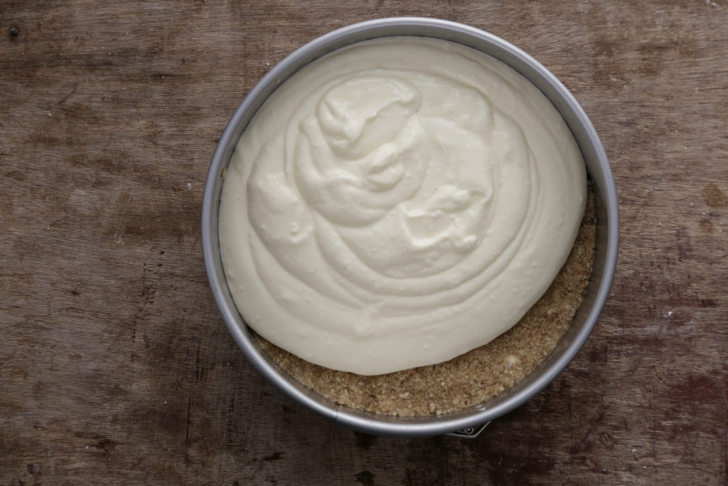 שלב רביעי - עוגת גבינה אפויה עם קוואקר וציפוי פירות