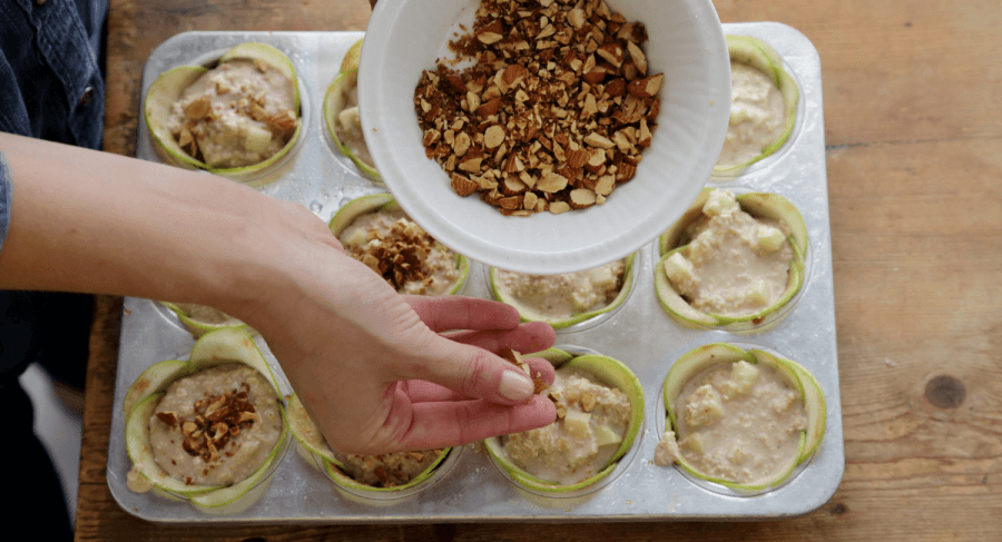 שלב 6 - כוסות תפוחים במילוי דייסת קוואקר אפויה