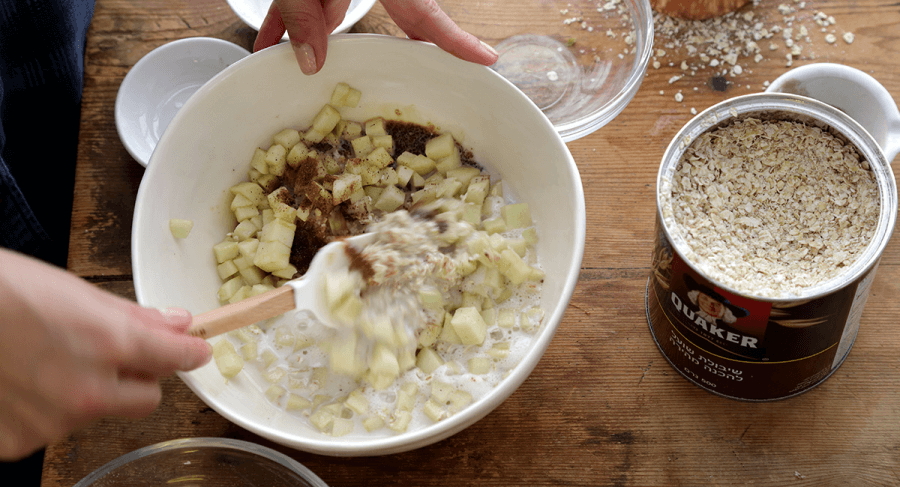 שלב 4 - כוסות תפוחים במילוי דייסת קוואקר אפויה