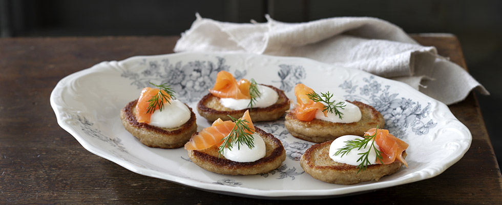 בליני קוואקר עם שמנת חמוצה וסלמון מעושן