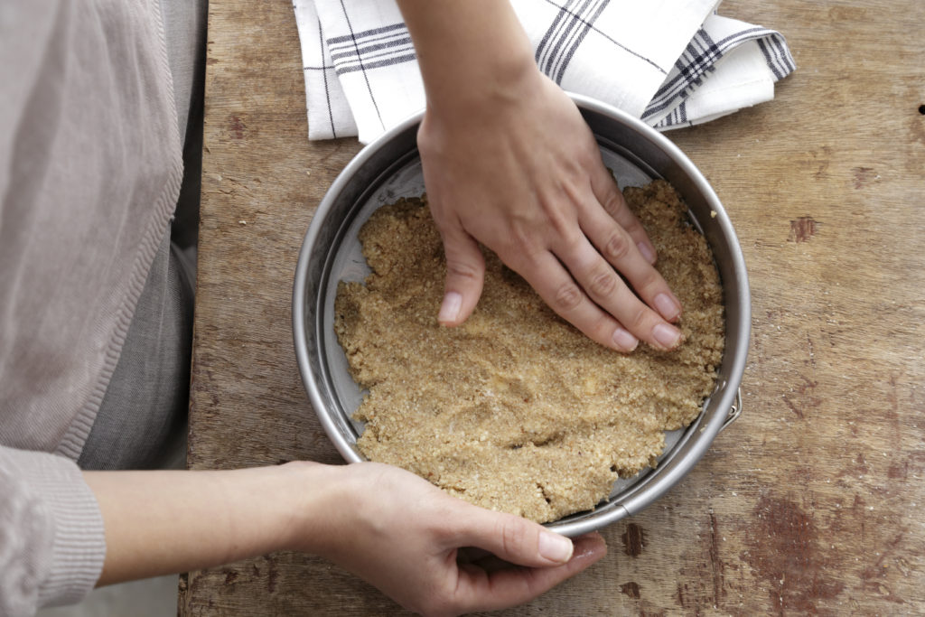 שלב שני - עוגת גבינה אפויה עם קוואקר וציפוי פירות