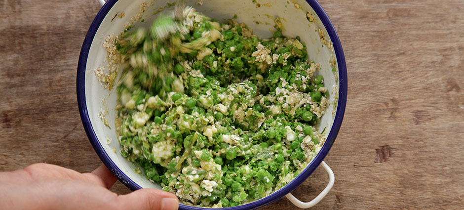 שלב שלישי - לביבות אפונה ונענע עם מטבל יוגורט יווני