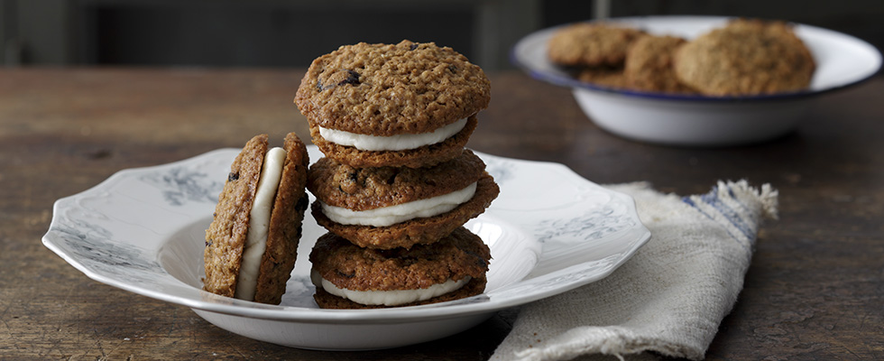 וופי פאי עוגיות קוואקר גרנולה וצימוקים במילוי קרם מסקרפונה