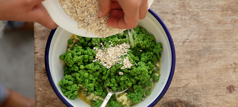 שלב שני - לביבות אפונה ונענע עם מטבל יוגורט יווני