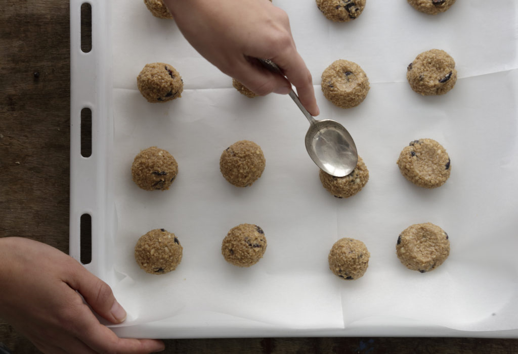 שלב רביעי - וופי פאי עוגיות קוואקר גרנולה וצימוקים במילוי קרם מסקרפונה