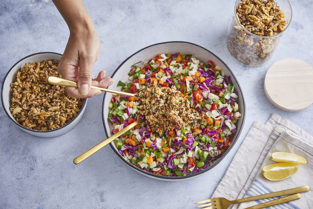 שלב חמישי - סלט ירקות עם גרנולה מלוחה מושלמת של קרוטית