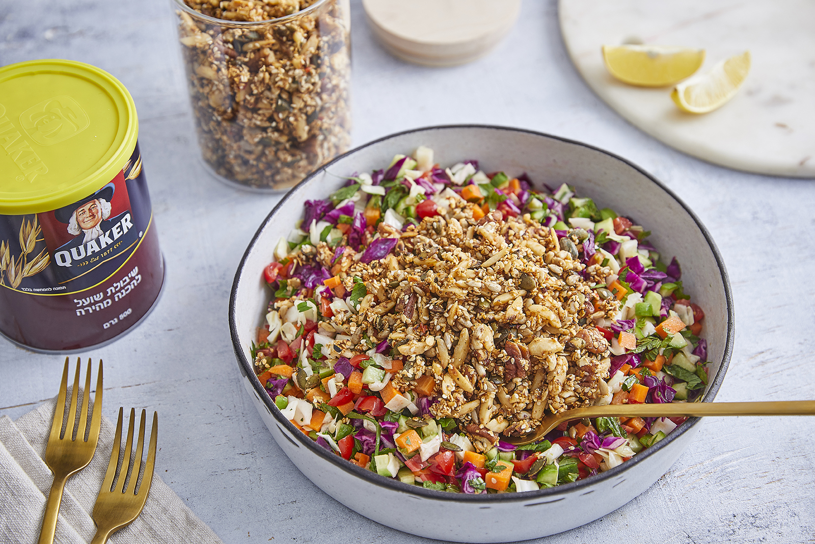 סלט ירקות עם גרנולה מלוחה מושלמת של קרוטית