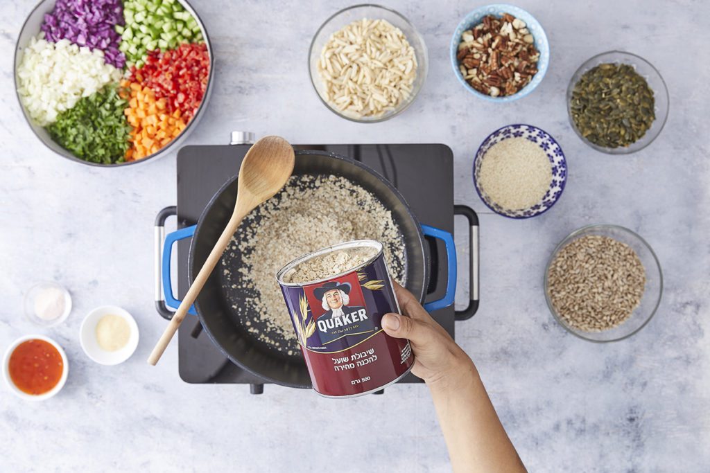 שלב ראשון - סלט ירקות עם גרנולה מלוחה מושלמת של קרוטית