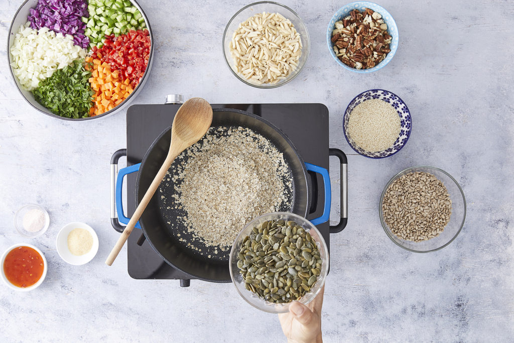 שלב שני - סלט ירקות עם גרנולה מלוחה מושלמת של קרוטית