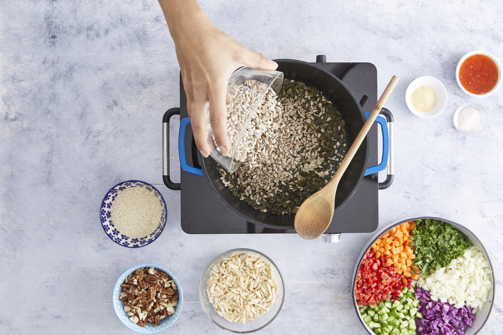 שלב שלישי - סלט ירקות עם גרנולה מלוחה מושלמת של קרוטית