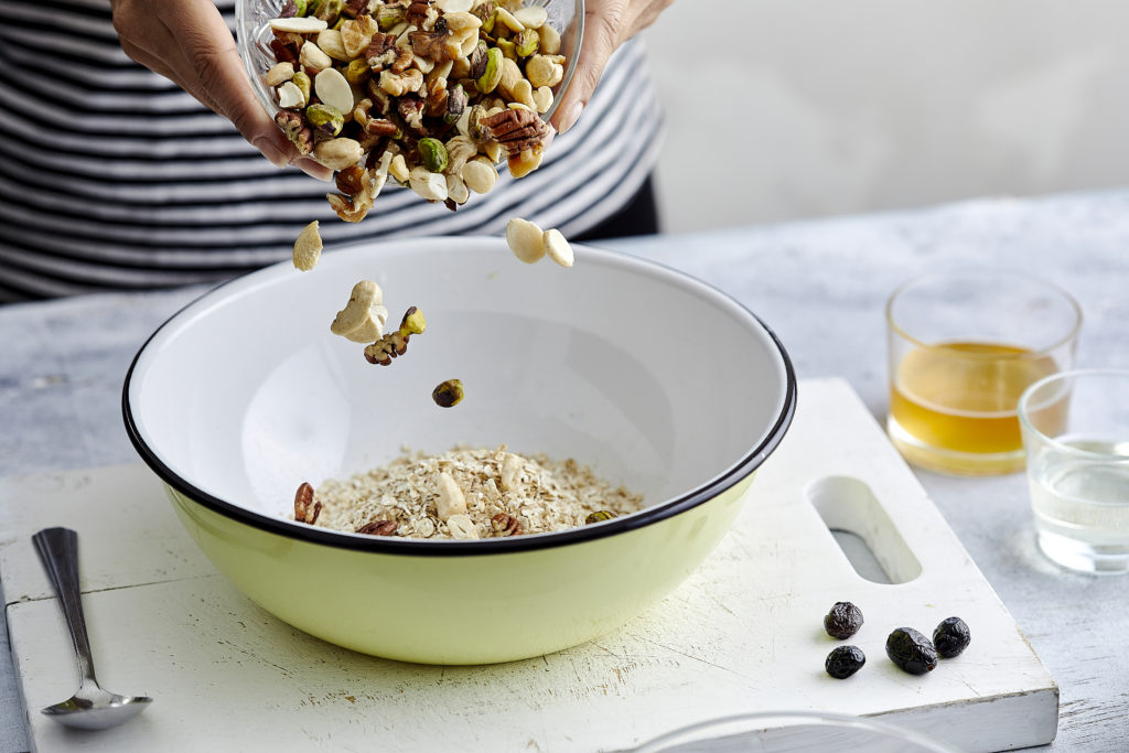 גרנולה - שלב שני  - סמודי פירות וקוואקר של קרוטית