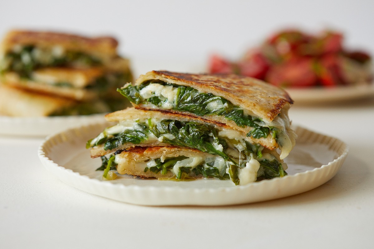 לחם יוגורט במחבת במילוי תרד וגבינות