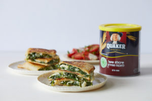 לחם מחבת במילוי תרד וגבינות: טל סיון צפורין. צילום: