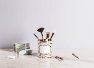 כלי אחסון למברשות איפור. צילום: דיטיילס