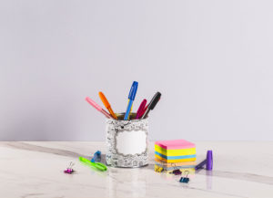 סטנד לכלי כתיבה. צילום: דיטיילס