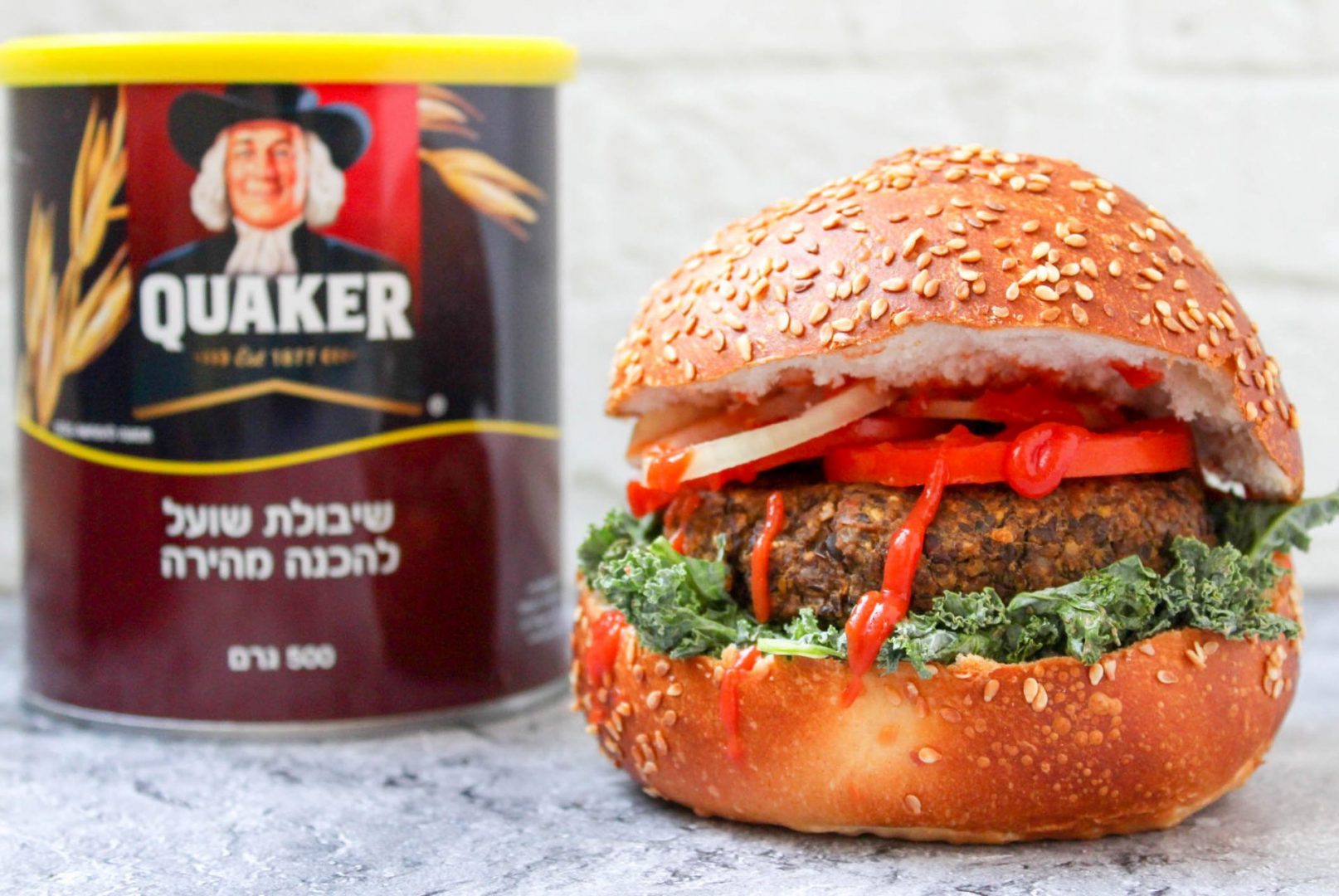 המבורגר טבעוני עם עדשים שחורות וקוואקר