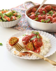 קציצות בטטה וקוואקר ברוטב עגבניות