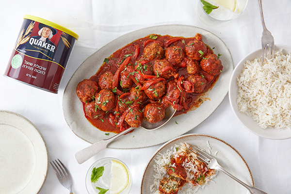 קציצות דגים וקוואקר ברוטב אדום