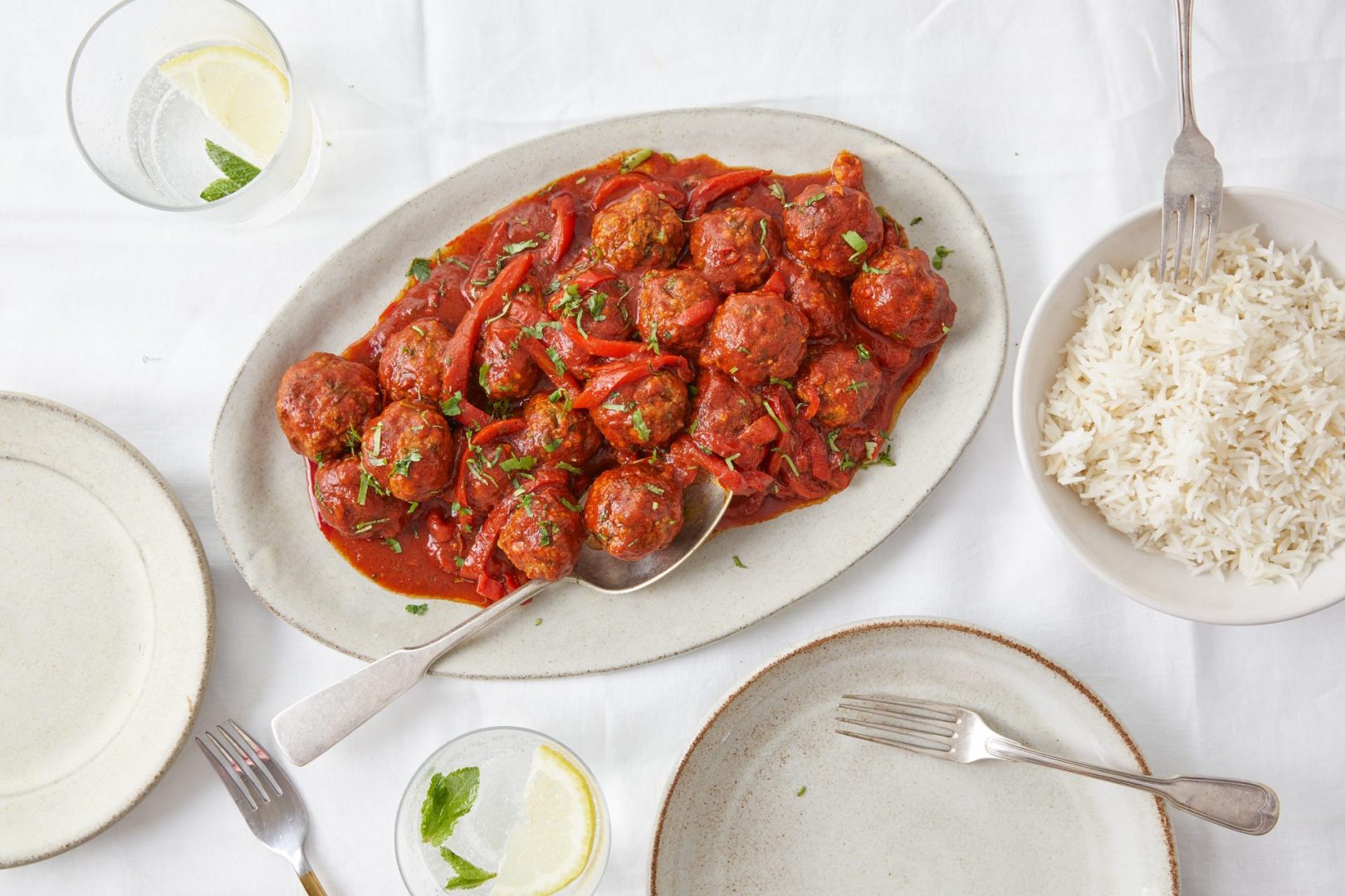 קציצות דגים וקוואקר ברוטב אדום