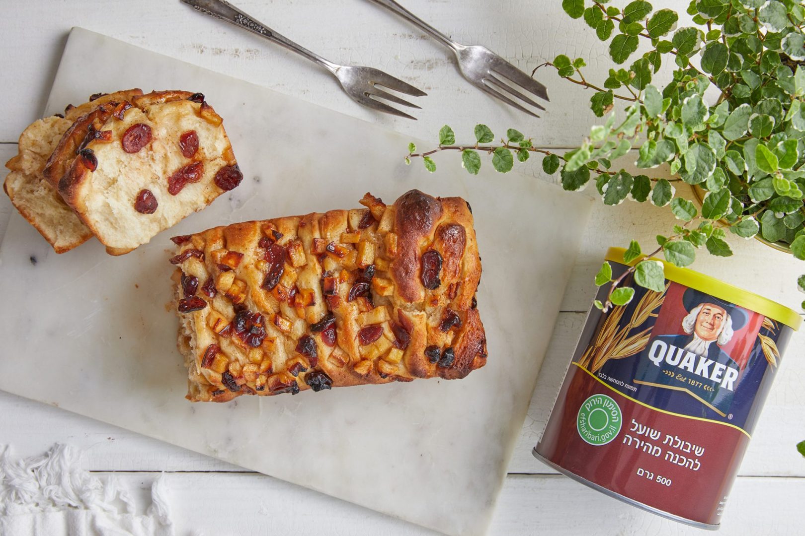 עוגת שמרים נתלשת עם תפוחים וקינמון