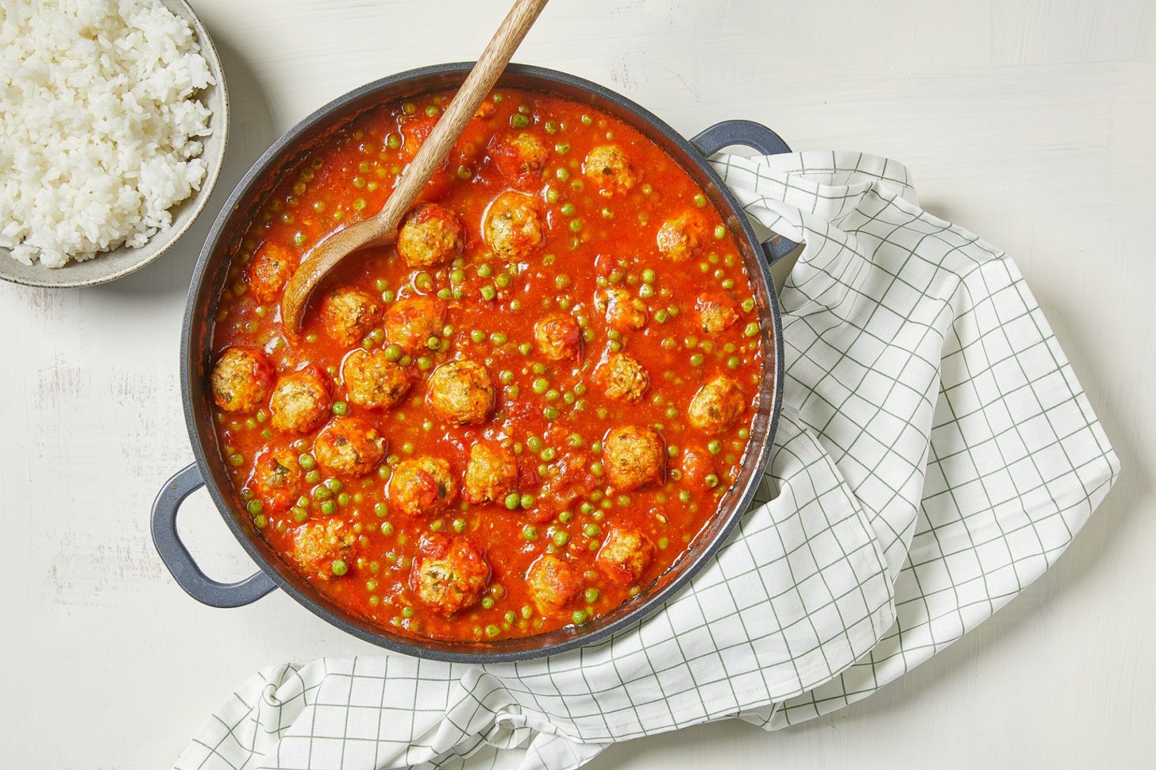 קציצות עוף וקוואקר ברוטב אדום עם אפונה ירוקה
