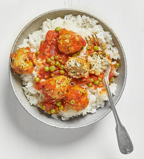 קציצות עוף וקוואקר ברוטב אדום עם אפונה ירוקה