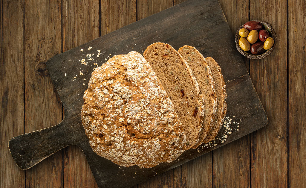 לחם כוסמין עם קוואקר, גרעינים וחמוציות אפוי בסיר