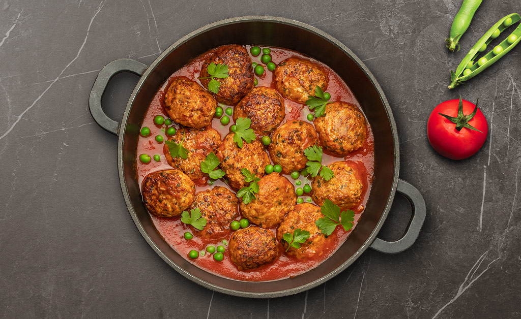 קציצות בשר אפויות ברוטב עגבניות ואפונה