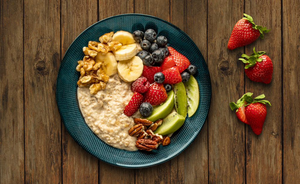 דייסת קוואקר עם בננה, אגוזים ופירות