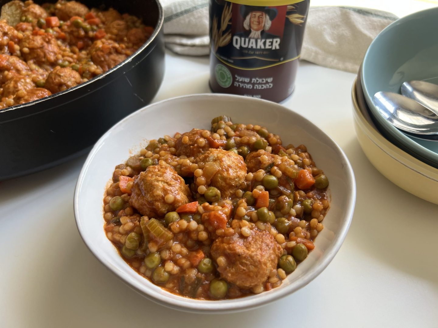 קציצות ופתיתים בסיר אחד עם אפונה וגזר