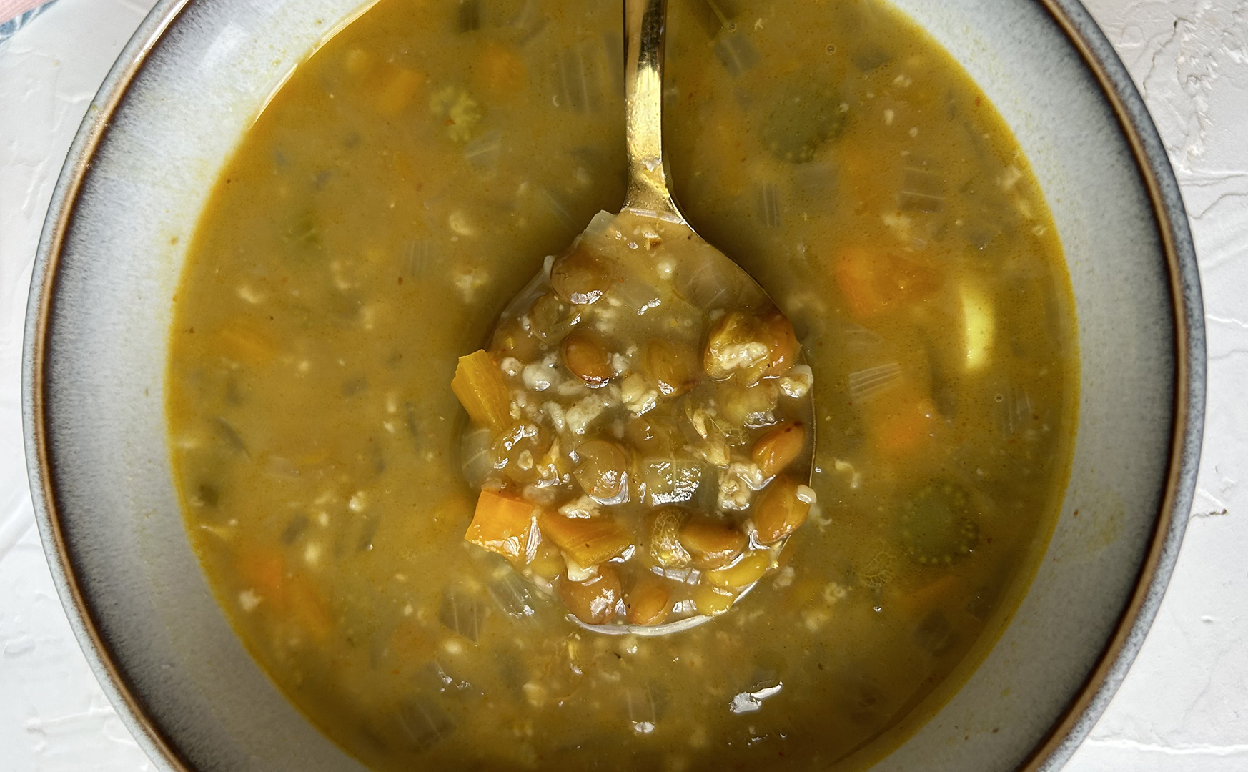 מרק ירקות עם עדשים ירוקות וקוואקר