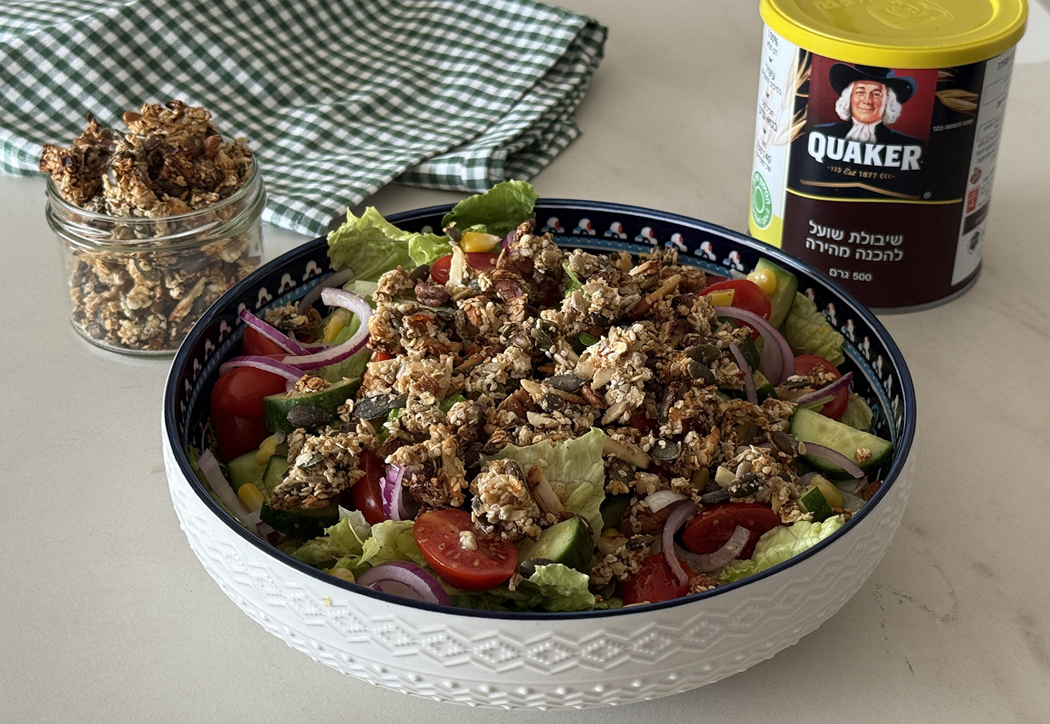 סלט חסה מרענן עם גרנולת קוואקר