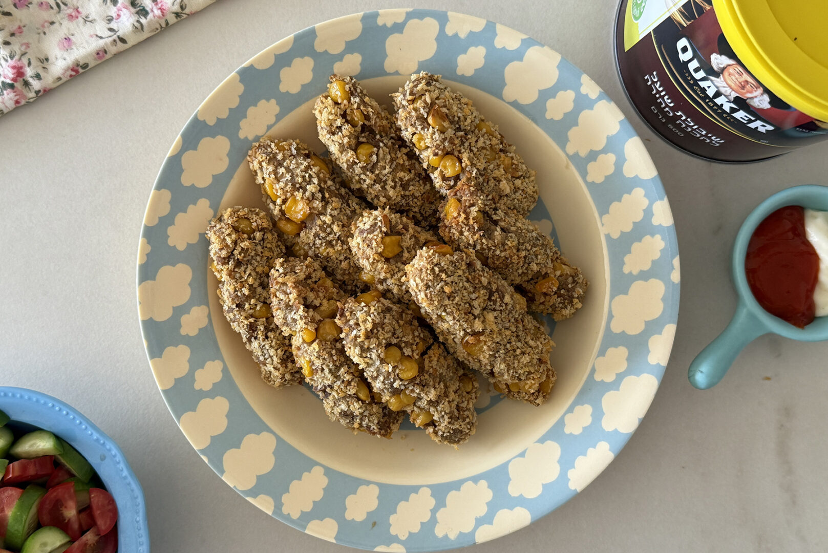 אצבעות טונה, תירס וקוואקר